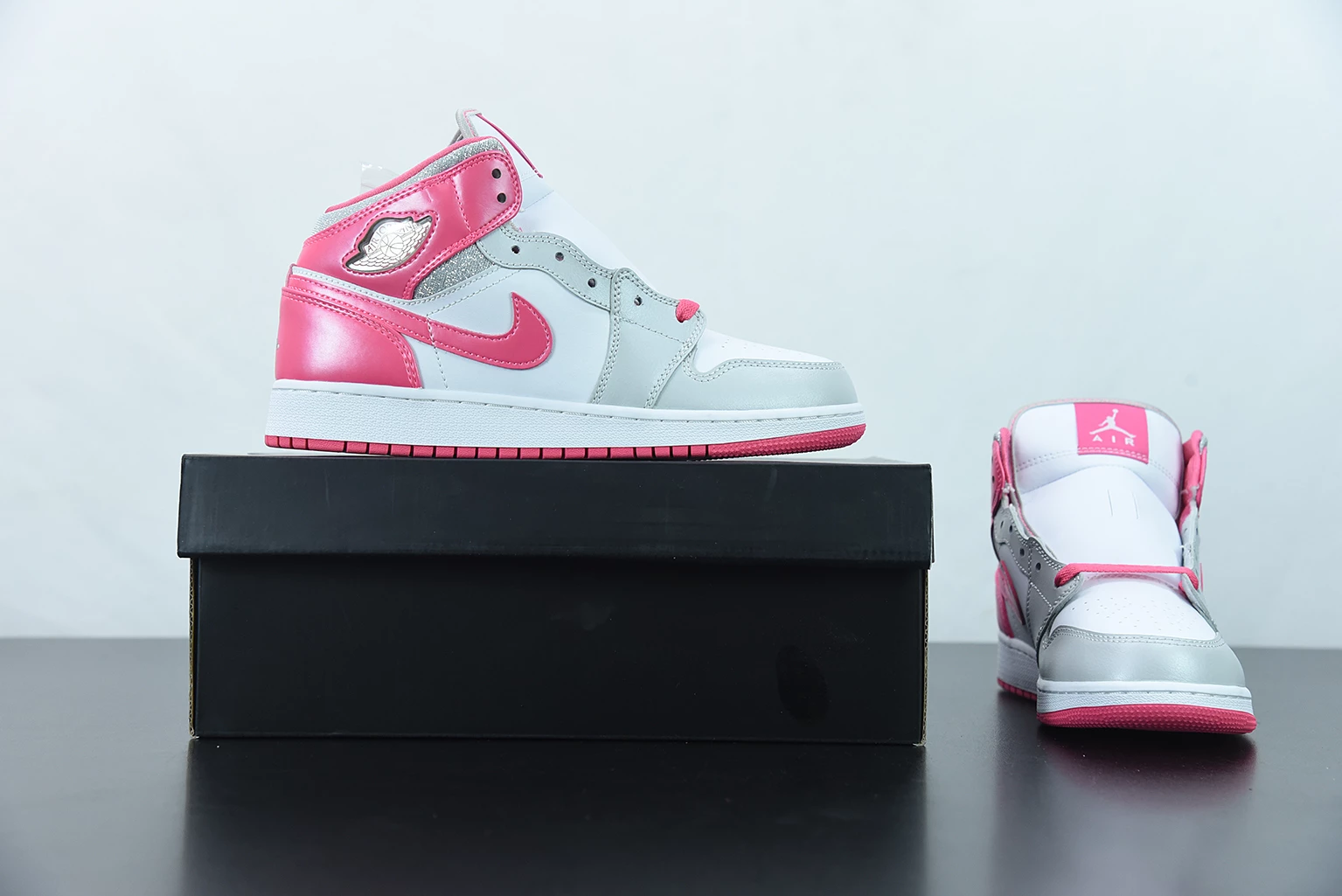 Fit Sporting Goods Air Jordan 1 Mid White/Metallic Platinum-Dynamic Pink 555112-109 For Sale 12 Fit Sporting Goods Air Jordan 1 Mid White/Metallic Platinum-Dynamic Pink 555112-109 For Sale - Image 10